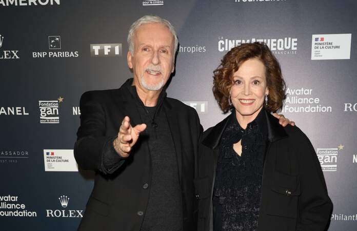 James Cameron et Sigourney Weaver complices devant les photographes lors du vernissage de l'exposition dédiée au réalisateur américain à La Cinémathèque française à Paris, le 3 avril 2024