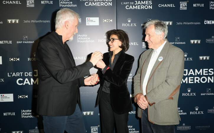 James Cameron et Rachida Dati hilares devant les photographes lors du vernissage de l'exposition dédiée au réalisateur américain à La Cinémathèque française à Paris, le 3 avril 2024