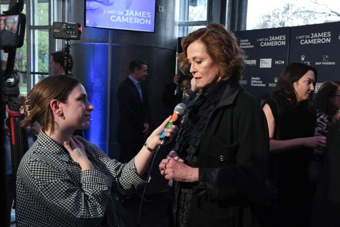 Sigourney Weaver répond aux questions des journalistes présents à l'inauguration de l'exposition "L'Art de James Cameron" à La Cinémathèque française à Paris, le 3 avril 2024
