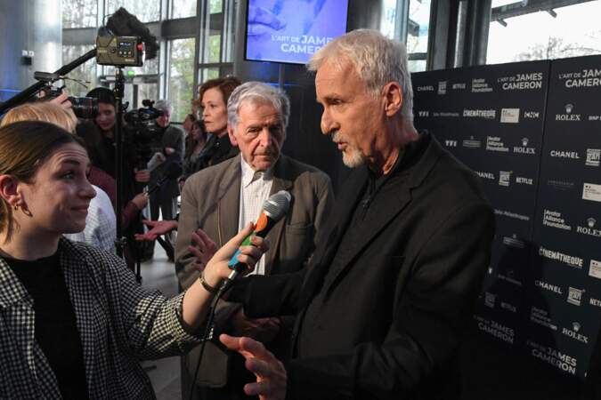 James Cameron répond aux questions des journalistes présents à l'inauguration de l'exposition "L'Art de James Cameron" à La Cinémathèque française à Paris, le 3 avril 2024