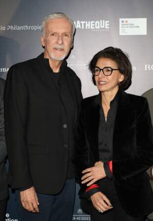 James Cameron et Rachida Dati prennent la pose devant les photographes venus immortaliser le vernissage de l'exposition dédiée au réalisateur américain à La Cinémathèque française à Paris, le 3 avril 2024