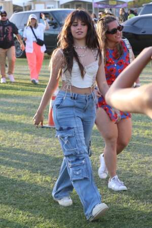 Camila Cabello en top blanc et jean en denim à Coachella 2023