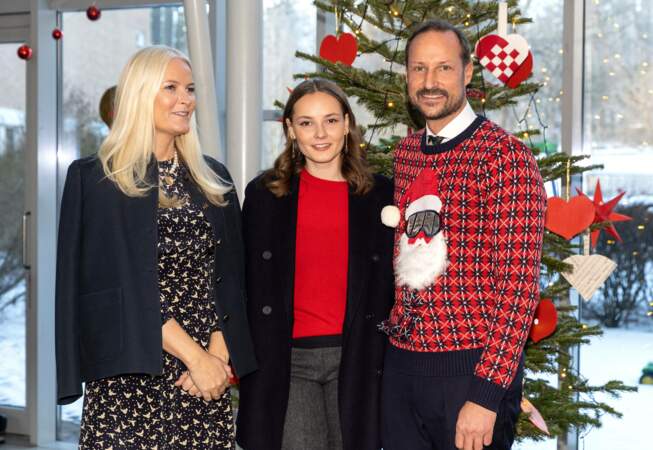 La princesse Ingrid Alexandra de Norvège avec ses parents, le prince Haakon et la princesse Mette-Marit de Norvège