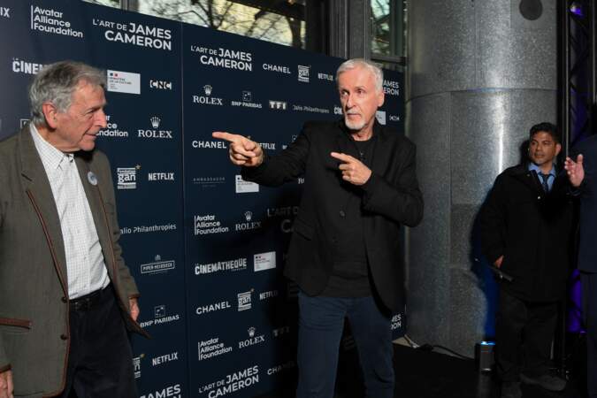 James Cameron fait le show devant les photographes à la Cinémathèque française à Paris, le 3 avril 2024