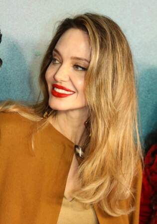 Lors de la première de la comédie musicale “The Outsiders”, à New York, le jeudi 11 avril 2024, Angelina Jolie arborait un large sourire