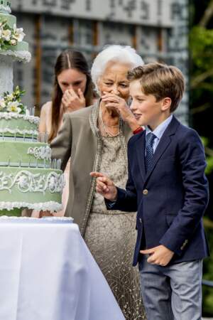 La reine Paola de Belgique entourée de ses petits-enfants pour son 80ᵉ anniversaire en 2017