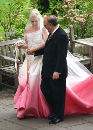 Pour son mariage avec Gavin Rossdale, Gwen Stefani portait une robe de mariée, au dégradé rose, signée Christian Dior