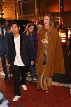 Angelina Jolie entourée de Pax et Vivienne à la première de la comédie musicale “The Outsiders”, à New York, le jeudi 11 avril 2024