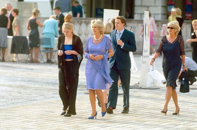 Camilla Parker Bowles et ses enfants Laura et Tom lors du 15e anniversaire de la National osteoporosis society, à Londres, en juin 2001