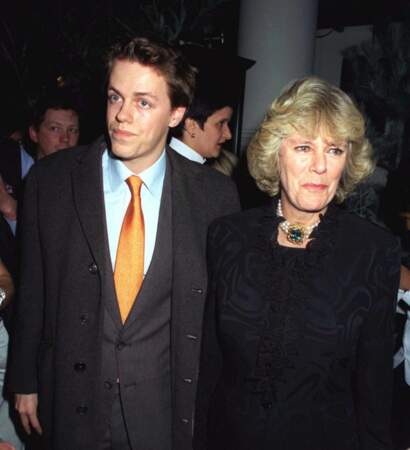 Camilla Parker Bowles avec son fils Tom, à l'ouverture de la boutique Grisogno, à Londres, en décembre 1998