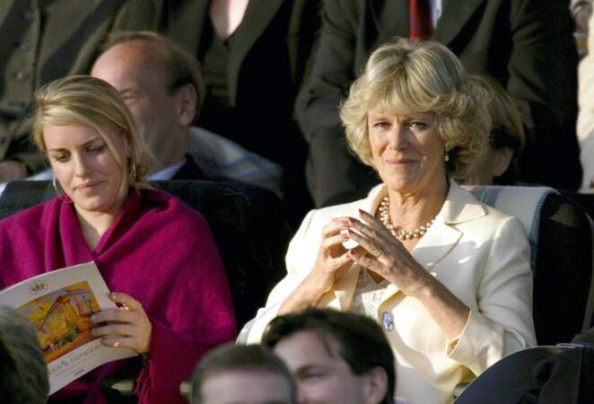 Camilla Parker Bowles et sa fille Laura lors du jubilé d'or de la reine Elizabeth II, en 2002