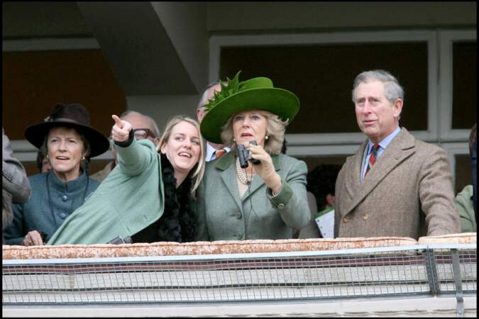 Camilla Parker Bowles, avec son mari Charles, et sa fille Laura, lors du Cheltenham Gold Cup Day, en mars 2006