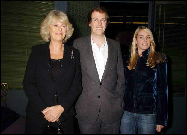 Camilla Parker Bowles et ses deux enfants lors de la présentation du livre de son fils “E is for eating” au Kensington palace restaurant, de Londres, en 2004