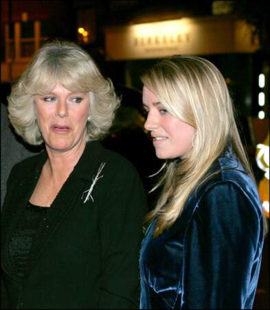 Camilla Parker Bowles et sa fille Laura, lors de la présentation du livre de son fils, Tom, intitulé “E is for eating”, au Kensington palace restaurant, de Londres, en 2004