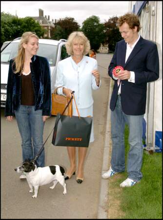 Camilla et ses enfants ont remporté le 1ᵉʳ prix, avec leur chien, lors du Macmillan dog, à l'hôpital royal de Chelsea, en juillet 2005