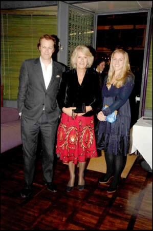 Camilla Parker Bowles entourée de ses enfants à l'occasion du lancement du livre de son fils, “The year of eating dangerously”, à Londres, en octobre 2006