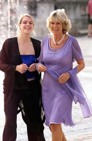 Camilla Parker Bowles et sa fille Laura lors du 15e anniversaire de la National osteoporosis society à Londres, en juin 2001 
