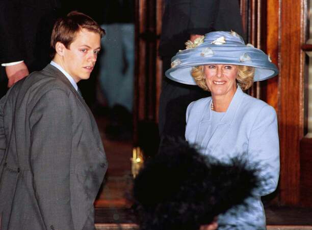 Camilla Parker Bowles et son fils, Tom, assistent à un mariage à la synagogue de Londres, en 1998