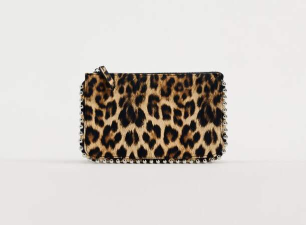 Portefeuille bandoulière à rivets imprimé léopard, Zara, 23€