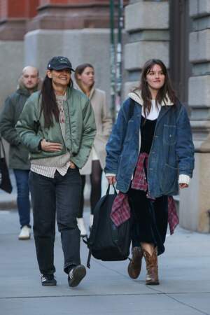 Katie Holmes et sa fille Suri Cruise, dans des looks décontractées dans les rues de New York