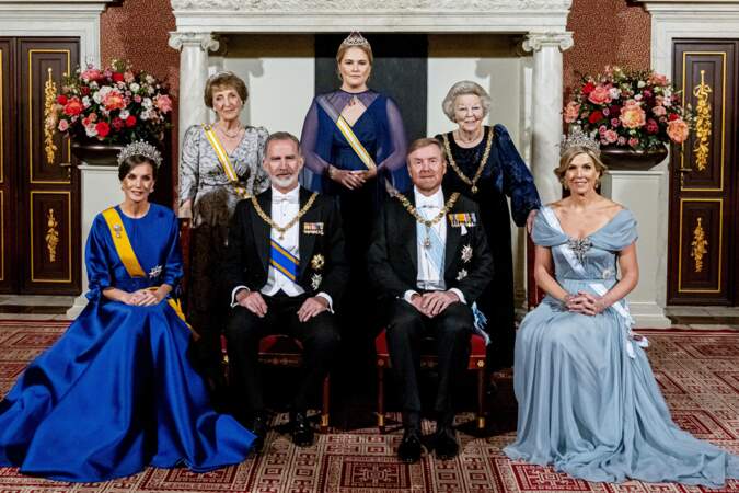 La reine Letizia d'Espagne, le roi Felipe VI, la reine Maxima, le roi Willem Alexander des Pays-Bas, la princesse Amalia des Pays-Bas, la  princesse Beatrix et la princess Margriet lors du dîner d'état au palais royal d'Amsterdam 