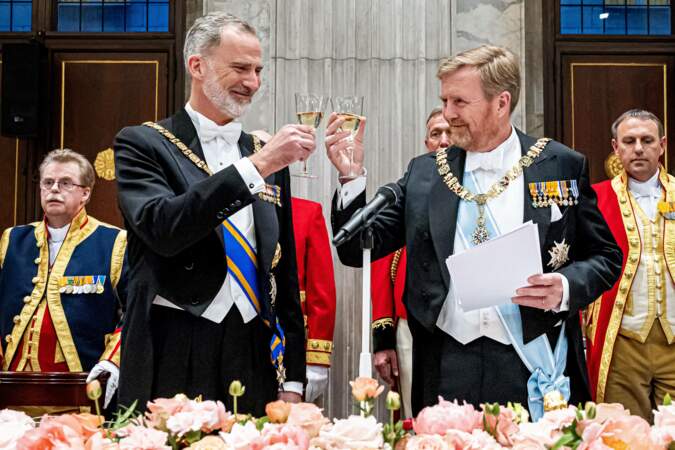 Le roi Felipe VI et le roi Willem-Alexander trinquent lors du dîner d'état au palais royal d'Amsterdam 