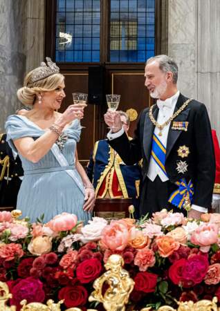La reine Maxima et le roi Felipe VI trinquent lors du dîner d'état au palais royal d'Amsterdam 