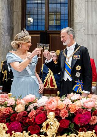 La reine Maxima et le roi Felipe VI trinquent lors du dîner d'état au palais royal d'Amsterdam 