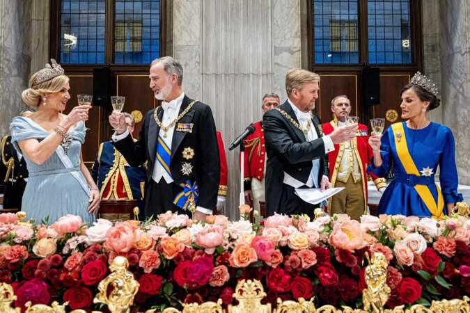 La reine Maxima, le roi Felipe VI, le roi Willem-Alexander et la reine Letizia d'Espagne au dîner d'état au palais royal d'Amsterdam 