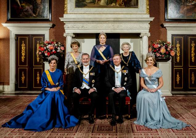 Le roi Willem-Alexander, la reine Maxima, la princesse héritière Amalia ainsi que les princesses Beatrix et Margriet, aux côtés Felipe et Letizia d'Espagne