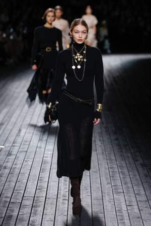 Gigi Hadid lors du défilé Chanel mode femme automne-hiver 2024-2025, au Grand Palais Éphémère lors de la Fashion Week, de Paris, le 5 mars 2024