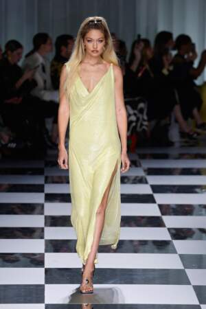 Gigi Hadid lors du défilé de mode printemps-été 2024 Versace, lors de la Fashion Week de Milan, le 22 septembre 2023