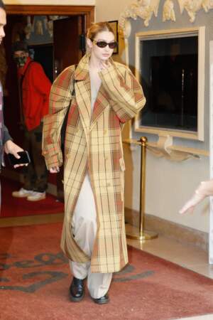 Gigi Hadid à la sortie du défilé Vivienne Westwood, automne-hiver 2022/2023, lors de la Fashion Week de Paris au Cabaret La Nouvelle Eve, le 5 mars 2022