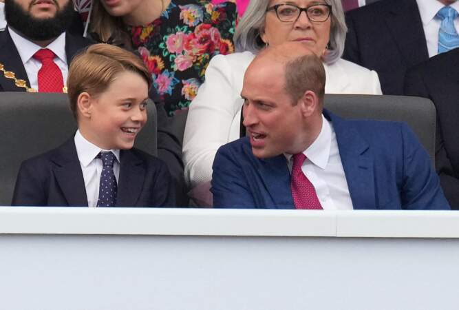 Le prince George et son père assistent au concert du jubilé de platine de la reine d'Angleterre au palais de Buckingham à Londres, le 4 juin 2022