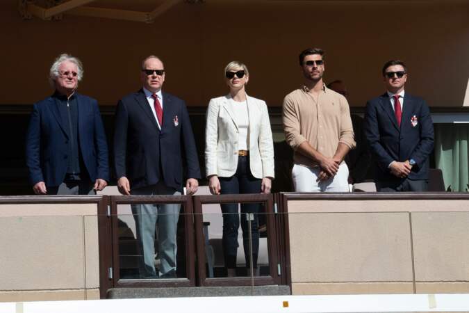 Le prince Albert II, la princesse Charlene et son frère Gareth Wittstock, ainsi que les rugbymen Antoine Zeghdar et Jean-Pierre Rives lors de la 12ème édition du Tournoi Sainte Dévote de Rugby le 20 avril 2024 à Monaco