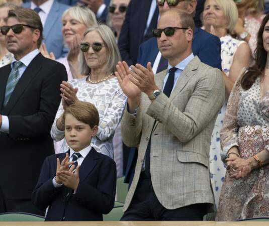 Le prince William et, son fils George, dans les tribunes du tournoi de Wimbledon, le 10 juillet 2022