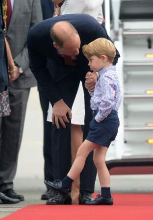 Le prince William et son fils, le prince George, à leur arrivée à l'aéroport Chopin de Varsovie, le 17 juillet 2017