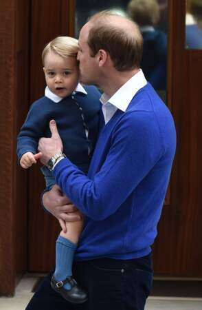 Le prince William et son fils George se rendent à l'hôpital St-Mary de Londres, le 2 mai 2015