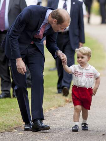Le prince William et son fils George, après le baptême de la princesse Charlotte à l'église St. Mary Magdalene, à Sandringham, le 5 juillet 2015