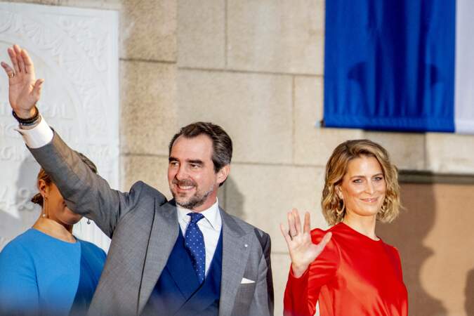 Nikolaos de Grèce et Tatiana Blatnik saluent la foule lors de la cérémonie religieuse du mariage du prince Phílippos de Grèce et de Nina Flohr à Athènes le 23 octobre 2021