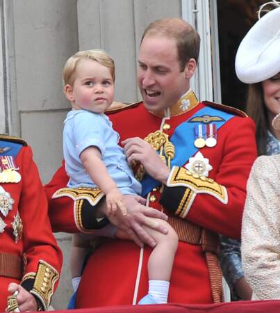 Le prince William et son fils George au balcon du palais de Buckingham, lors de la "Trooping the Colour", à Londres, le 13 juin 2015