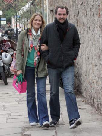 Le prince Nikoloas et Tatiana Blatnik se promènent dans les rues d'Athènes en Grèce le 12 janvier 2014