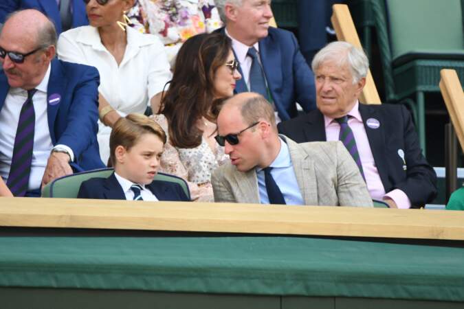 Le prince William avec le prince George dans les tribunes de la finale du tournoi de Wimbledon, le 10 juillet 2022