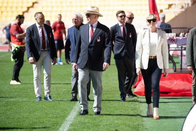 Le prince Albert II et la princesse Charlene sur la pelouse du stade Louis II lors de la 12ème édition du Tournoi Sainte Dévote de Rugby le 20 avril 2024 à Monaco