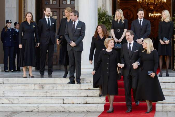 Des membres des familles royales d'Espagne, de Grèce et du Danemark, dont le prince Nikolaos et Tatiana Blatnik, assistent à la messe d'hommage à Constantin de Grèce à la cathédrale d'Athènes le 18 février 2023