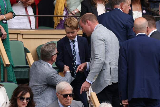 Le prince William, et son fils George, saluent Daniel Craig dans les tribunes de la finale du tournoi de Wimbledon 2023, à Londres
