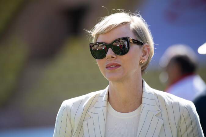 La princesse Charlene chic avec des lunettes de soleil noires lors de la 12ème édition du Tournoi Sainte Dévote de Rugby le 20 avril 2024 à Monaco