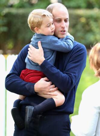 Le prince William et son fils George lors d'une fête organisée pour les enfants dans les jardins de la Maison du Gouvernement à Victoria, durant leur voyage officiel au Canada, le 29 septembre 2016