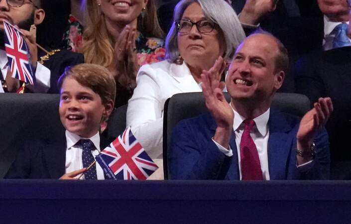 Le prince George et le prince William profitent du concert lors du jubilé de platine de la reine d'Angleterre au palais de Buckingham à Londres, le 4 juin 2022