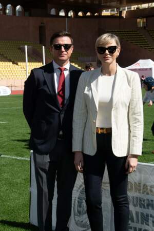 La princesse Charlene pose aux côtés de son frère Gareth Wittstock lors de la 12ème édition du Tournoi Sainte Dévote de Rugby le 20 avril 2024 à Monaco